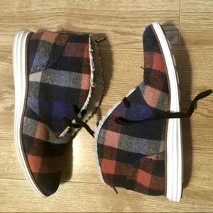 Comfy Cozy Sherpa Lined Wool Chukka Boots. COLE HAAN Size 9
